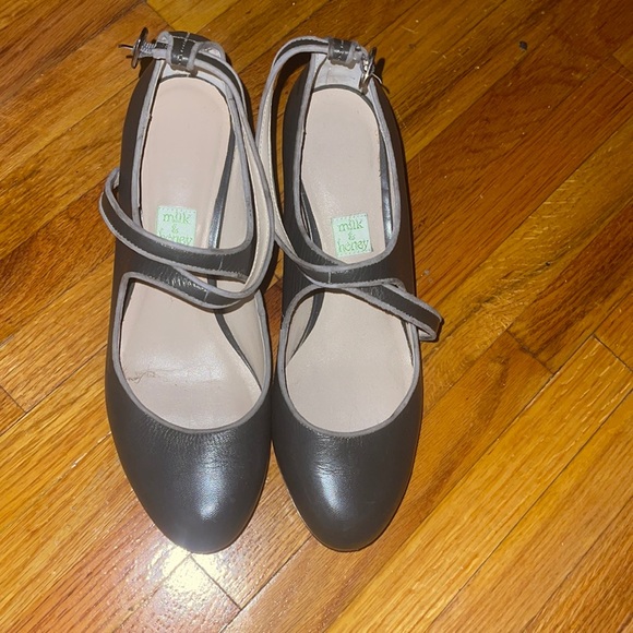 Shoes - Picture 1 of 4